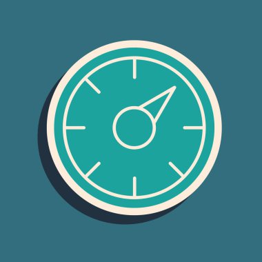 Yeşil arkaplanda 5G simgesi olan yeşil dijital hız göstergesi kavramı. Küresel ağ yüksek hızlı bağlantı veri oranı teknolojisi. Uzun gölge tarzı. Vektör.