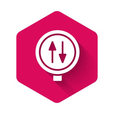 Beyaz Yol uyarısı trafik simgesi iki yönlü uzun gölgeli arka plan. Pembe altıgen düğmesi. Vektör