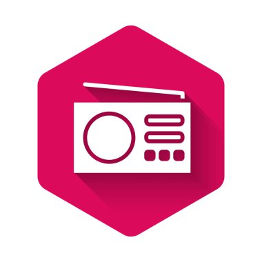 Uzun gölgeli, anten simgesine sahip beyaz radyo. Pembe altıgen düğmesi. Vektör.