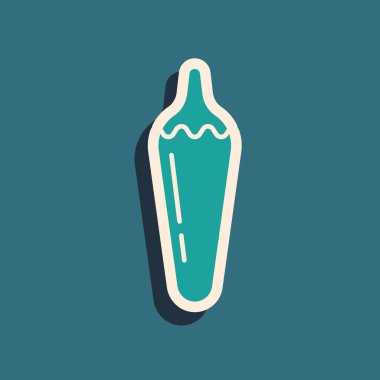 Yeşil kırmızı biber kabuğu simgesi yeşil arkaplanda izole edildi. Market, mutfak ürünleri, baharat ve baharat paketi, yemek kitabı için tasarım. Uzun gölge tarzı. Vektör