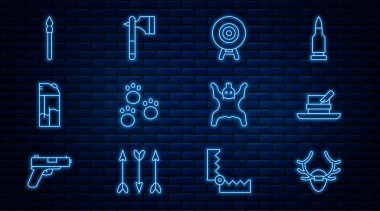 Geyik boynuzları kalkanda, avcı şapkası tüylü, hedef sporu, Paw izi, Hafiflik, Ortaçağ mızrağı, Ayı derisi ve tahta balta ikonu. Vektör