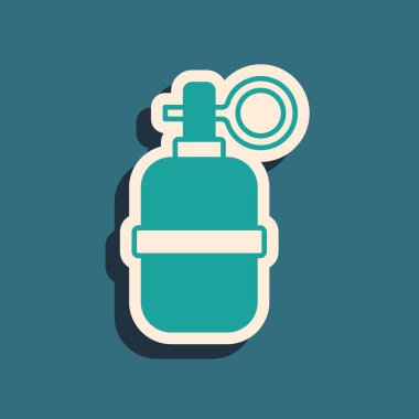 Yeşil El bombası ikonu yeşil arkaplanda izole edildi. Bomba patlaması. Uzun gölge tarzı. Vektör