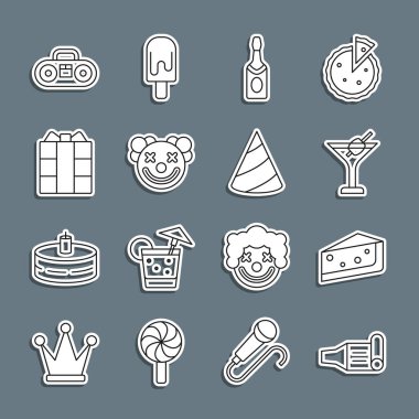 Sıra halinde doğum günü partisi kornası, kek parçası, martini bardağı, şampanya şişesi, palyaço kafası, hediye kutusu, iki hoparlörlü müzik seti ve parti şapkası ikonu. Vektör