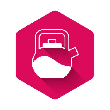 Uzun gölge arkaplan ile izole edilmiş beyaz çaydanlık. Çaydanlık ikonu. Pembe altıgen düğmesi. Vektör