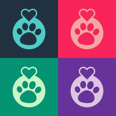 Hayvanların ayak izi ikonuna sahip pop sanat kalbi renk arkaplanında izole edilmiş. Yüreğindeki evcil hayvan pençesi. Hayvanlara sevgiler. Vektör