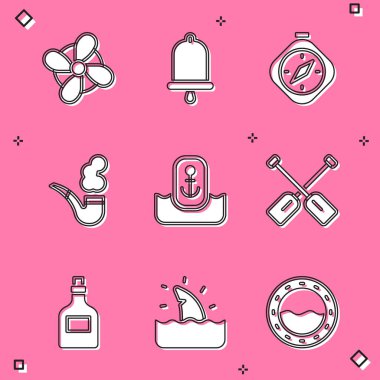 Tekne pervanesi, gemi zili, pusula, tüttürme borusu, çapalı konum, raket, rom şişesi ve köpekbalığı yüzgeci okyanus dalgası ikonu. Vektör