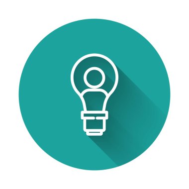 Ampul ikonlu beyaz çizgi insan kafası uzun gölgeli. Yeşil daire düğmesi. Vektör.