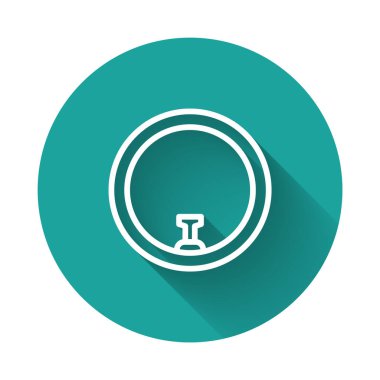 Beyaz çizgili bisiklet tekeri ikonu uzun gölgeli izole edilmiş. Bisiklet yarışı. Tekerlek havası. Spor malzemeleri. Yeşil daire düğmesi. Vektör.