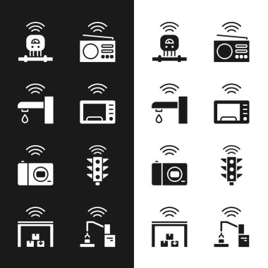Akıllı mikrodalga fırını, su musluğu, sensör, radyo, fotoğraf makinesi, trafik ışığı, robot kol fabrikası ve depo ikonu ayarlayın. Vektör