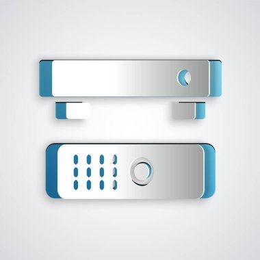 Kağıt kesme Multimedya ve TV kutu alıcısı ve uzaktan kumanda simgesine sahip oyuncu gri arkaplanda izole edildi. Kağıt sanatı tarzı. Vektör.