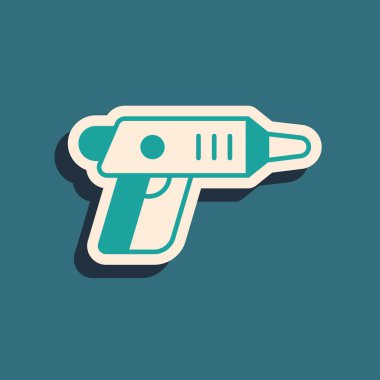 Yeşil Elektrik kablosuz tornavida simgesi yeşil arkaplanda izole edildi. Elektrikli matkap. Tamir aleti. Uzun gölge tarzı. Vektör