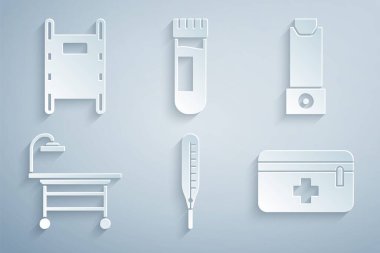 Tıbbi termometreyi, solunum cihazını, ameliyat masasını, ilk yardım çantasını kan ve sedye ikonuyla test tüpünü hazırlayın. Vektör