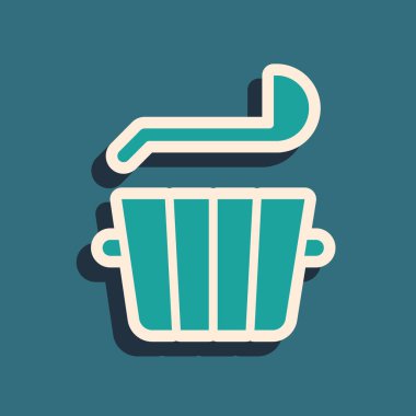 Yeşil arka planda yeşil sauna kovası ve kepçe simgesi var. Uzun gölge tarzı. Vektör.