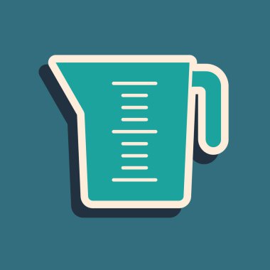 Yeşil arka planda izole edilmiş kuru ve sıvı yiyecek ikonunu ölçmek için yeşil ölçü kabı. Plastik şişenin sapı var. Uzun gölge tarzı. Vektör.