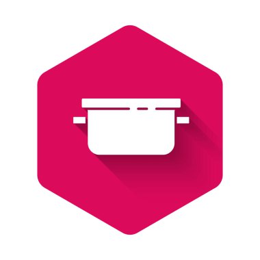 Uzun gölgeli beyaz tencere ikonu. Haşlama ya da güveç besin sembolü. Pembe altıgen düğmesi. Vektör.