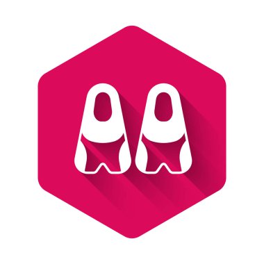 Yüzme ikonu için uzun gölgeli beyaz plastik yüzgeçler. Dalış ekipmanları. Olağanüstü bir spor. Su altı ekipmanları. Pembe altıgen düğmesi. Vektör