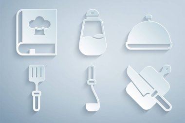 Mutfak kepçesi, tepsi dolusu yiyecek, barbekü spatulası, kesme tahtası ve bıçak, tuz ve yemek kitabı ikonu. Vektör