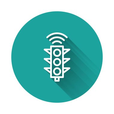 Beyaz çizgi Akıllı trafik lambası ikonu uzun gölgeli izole edildi. İnternet kavramının kablosuz bağlantısı. Yeşil daire düğmesi. Vektör.