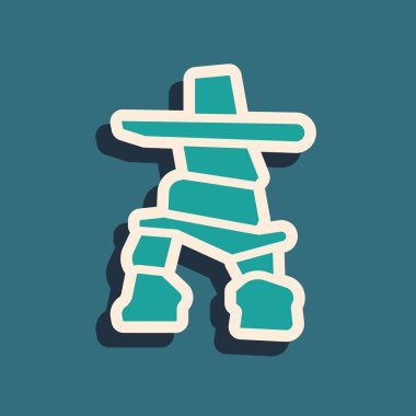 Yeşil Inukshuk simgesi yeşil arkaplanda izole edildi. Uzun gölge tarzı. Vektör.