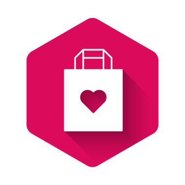 Kalp ikonuna sahip beyaz alışveriş torbası uzun gölgeli arka plan. Alışveriş torbası sevgisi kalp ikonu gibidir. Sevgililer Günü sembolü. Pembe altıgen düğmesi. Vektör