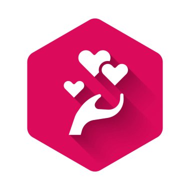 Beyaz Kalp, uzun gölgeli arka planda izole edilmiş bir ikondur. El çabukluğu aşk sembolü. Sevgililer Günü sembolü. Pembe altıgen düğmesi. Vektör