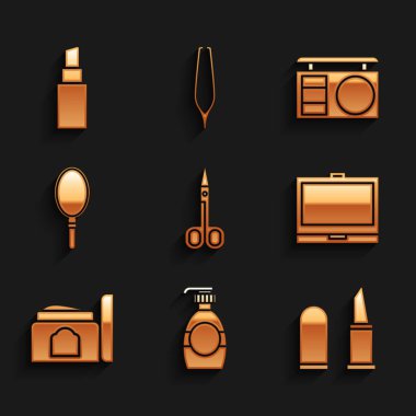 Makas, bir şişe sıvı sabun, ruj aynalı makyaj tozu, krem kozmetik tüp, El, Göz farı paleti ve ikon. Vektör