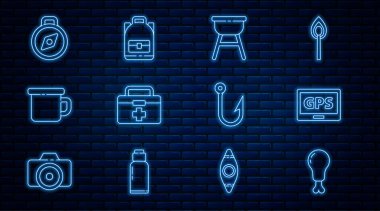 Tavuk budu, haritalı GPS cihazı, ızgara ızgara, ilk yardım çantası, kamp metal kupası, pusula, olta kancası ve yürüyüş sırt çantası ikonu. Vektör