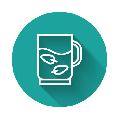 Beyaz çizgili çay fincanı ve uzun gölgeli yaprak ikonu. Yeşil daire düğmesi. Vektör.