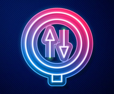 Parlayan neon çizgisi işareti mavi arka planda iki yönlü trafik simgesi izole edilmiş. Vektör