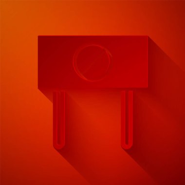 Kağıt kesiği Protesto simgesi kırmızı arkaplanda izole edildi. Toplantı, protestocu, grev, konuşma, pankart, protesto pankartı, dilekçe, lider, broşür. Kağıt sanatı tarzı. Vektör.