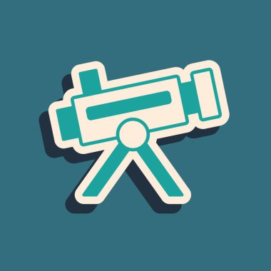 Yeşil Teleskop simgesi yeşil arkaplanda izole edildi. Bilimsel bir alet. Eğitim ve astronomi elementi, dürbün ve çalışma yıldızları. Uzun gölge tarzı. Vektör.