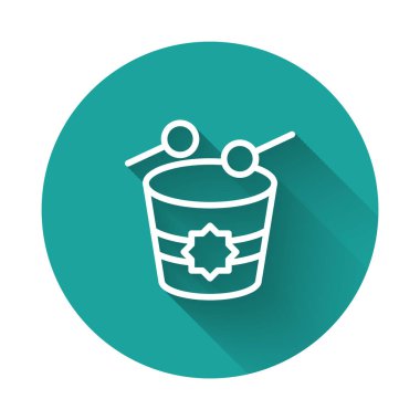 Beyaz çizgi Ramazan davul simgesi uzun gölge arkaplan izole. Yeşil daire düğmesi. Vektör.