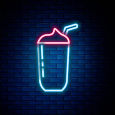 Parlayan neon hattı milkshake ikonu tuğla duvar arka planında izole edildi. Kapaklı ve samanlı plastik bardak. Renkli taslak konsepti. Vektör.