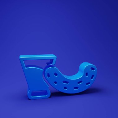 Mavi arka planda votka ve salatalık ikonlu mavi cam. Minimalizm kavramı. 3 Boyutlu resimleme.