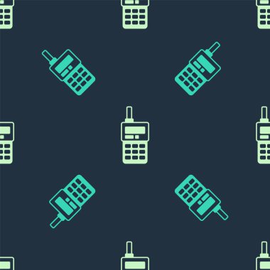 Yeşil ve bej renkli telsiz ikonu mavi arkaplandaki kusursuz deseni izole etti. Taşınabilir radyo vericisi simgesi. Radyo alıcı-vericisi işareti. Vektör.