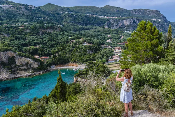 Palaiokastritsa Grecia Giugno 2021 Turista Monte Sulla Spiaggia Ampelaki Nel — Foto Stock