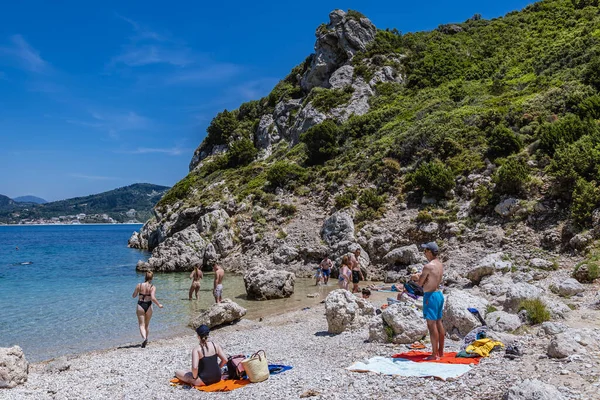 Afionas Grécia Junho 2021 Turistas Porto Timoni Praia Dupla Perto — Fotografia de Stock