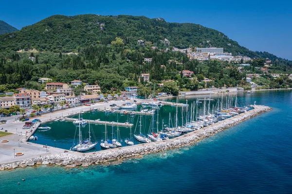 Benitses Griechenland Juni 2021 Segelboote Benitses Dorf Der Küste Des — Stockfoto