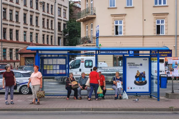 Cracóvia Polônia Agosto 2022 Passageiros Uma Parada Bonde Ônibus Cracóvia — Fotografia de Stock