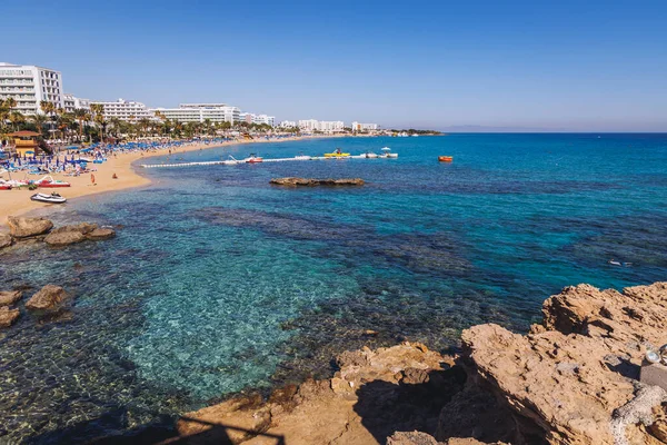 Protaras Ciprus Szeptember 2022 Vrissiana Beach Protaras Turisztikai Központ — Stock Fotó