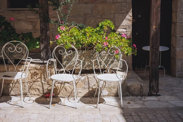 Arsos Cypr Września 2022 Białe Krzesła Starej Wiosce Arsos Górzystym — Zdjęcie stockowe