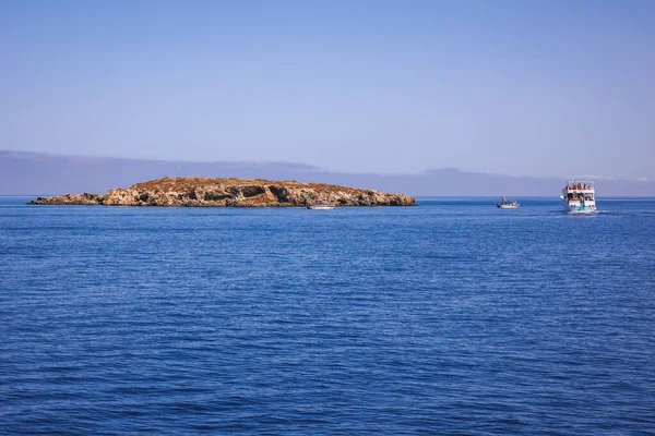 Полуостров Акамас Кипр Сентября 2022 Года Лодка Рядом Островом Агиос — стоковое фото
