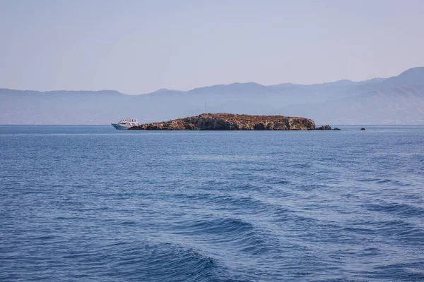 Полуостров Акамас Кипр Сентября 2022 Года Туристическая Лодка Рядом Островом — стоковое фото