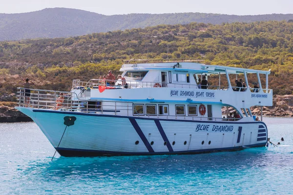 Península Akamas Chipre Setembro 2022 Barco Turístico Ancorado Lagoa Azul — Fotografia de Stock