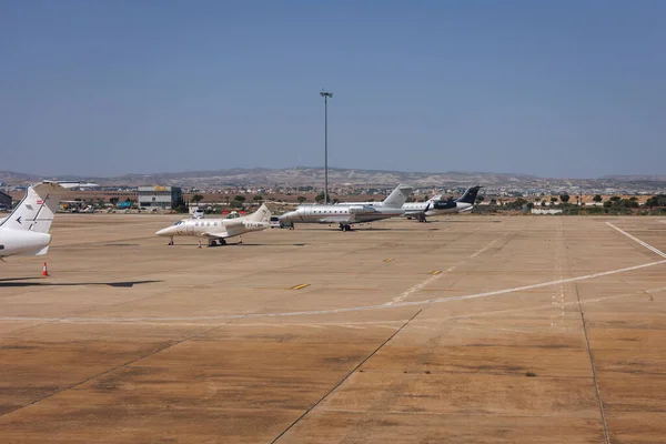 Larnaca Chipre Setembro 2022 Pequenos Aviões Aeroporto Larnaca — Fotografia de Stock