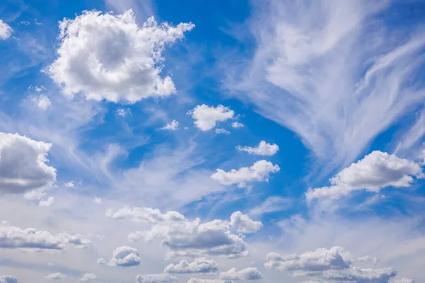 ポーランドの晴れた日に白い雲と青い空 — ストック写真