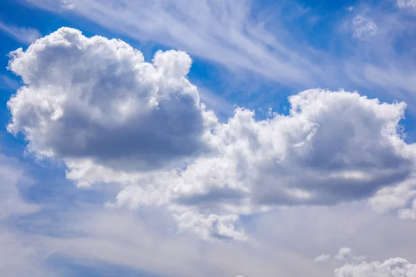 晴れた日の間に白い雲と青い空 — ストック写真
