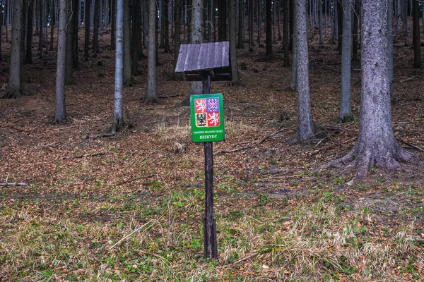Vsetin Czechy Kwietnia 2018 Oznakowanie Obszaru Chronionego Lesie Wokół Góry — Zdjęcie stockowe