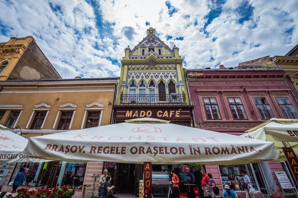 Brasov Rumania Julio 2016 Mado Café Calle Peatonal Republic Casco —  Fotos de Stock