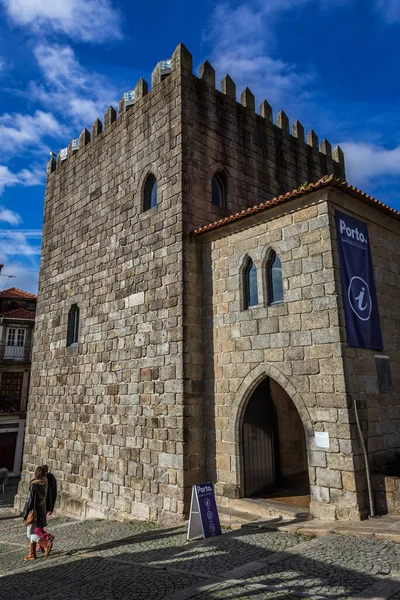 ポルトガルのポルト 2016年12月10日 ポルト市の大聖堂の隣にある公式観光オフィスビル — ストック写真